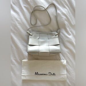 Massimo Dutti white 100% cow leather bag. Looks beautiful. Worn twice.